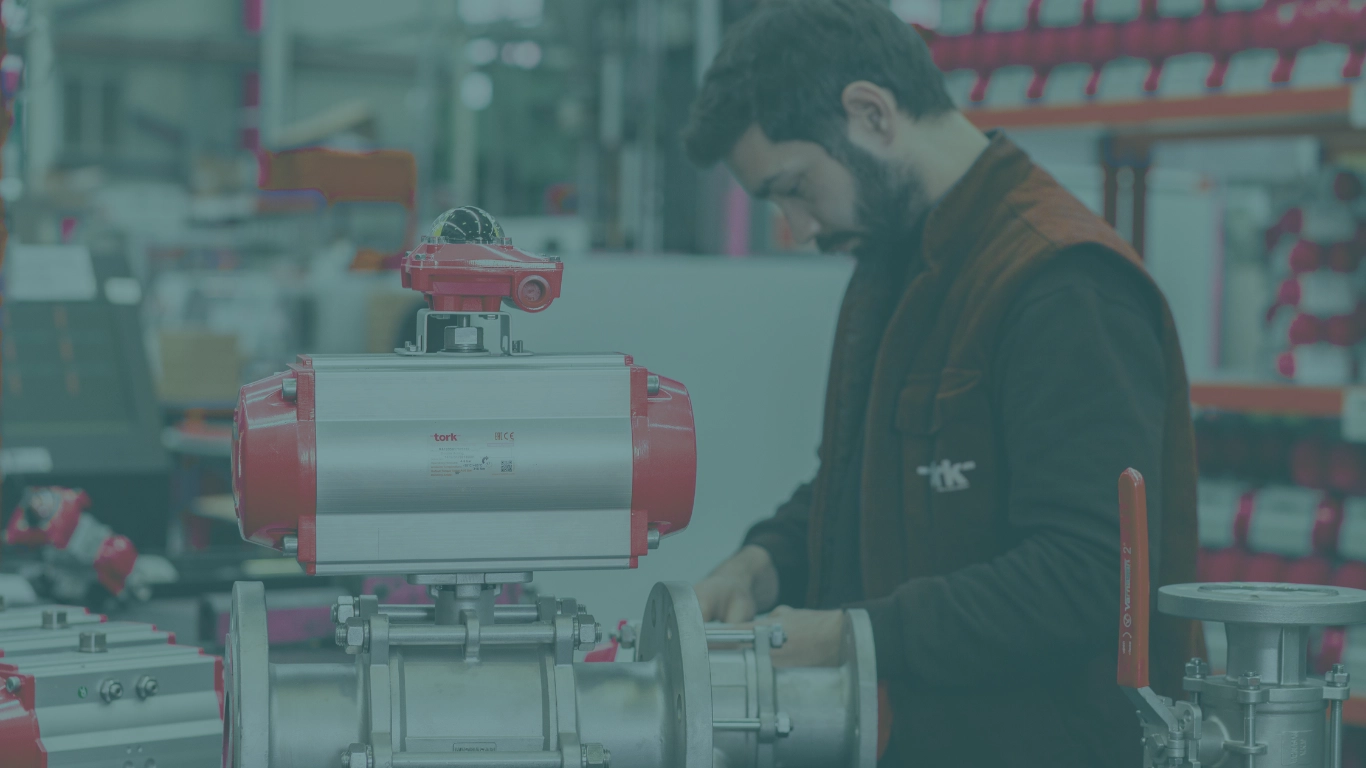 تصویر یک مهندس درحال نصب اکچویتور پنوماتیک